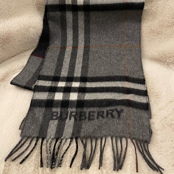 Burberry Contrast Check Cashmere Scarf - Picture 4 of 10